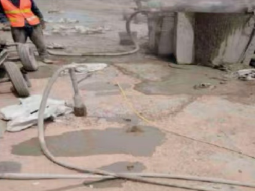 什邡水泥混凝土路面板底注浆技术 路面脱空注浆整治方案